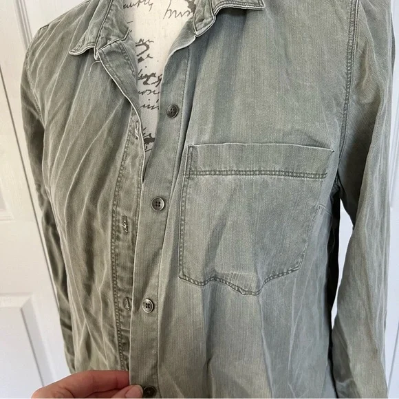 Old Navy Green Khaki Style Button Down Top - Sz Medium - Picture 3 of 3